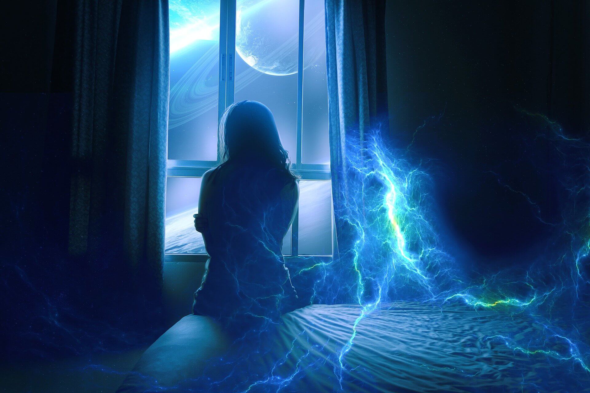 femme assise sur un lit avec une présence derrière elle