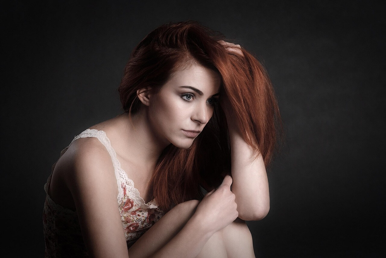 femme assise qui souffre en silence