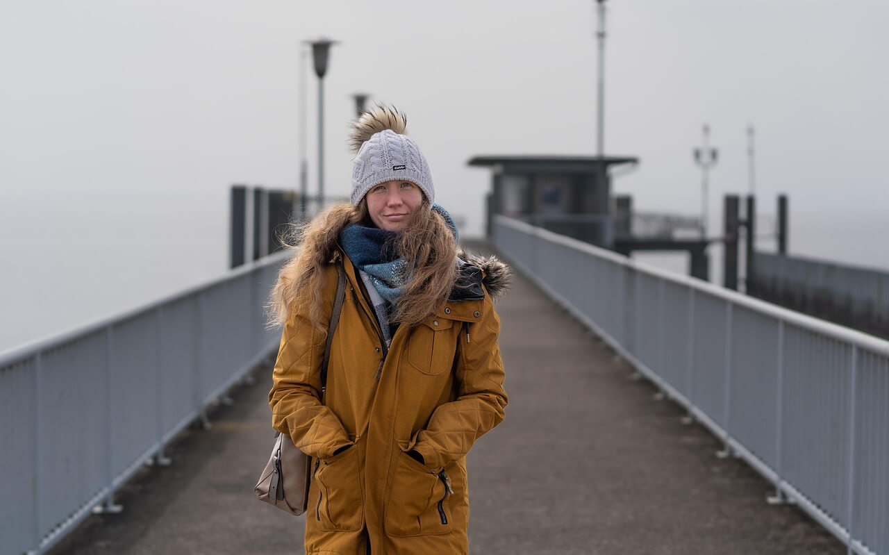 Femme avec bonnet portrait sur quai