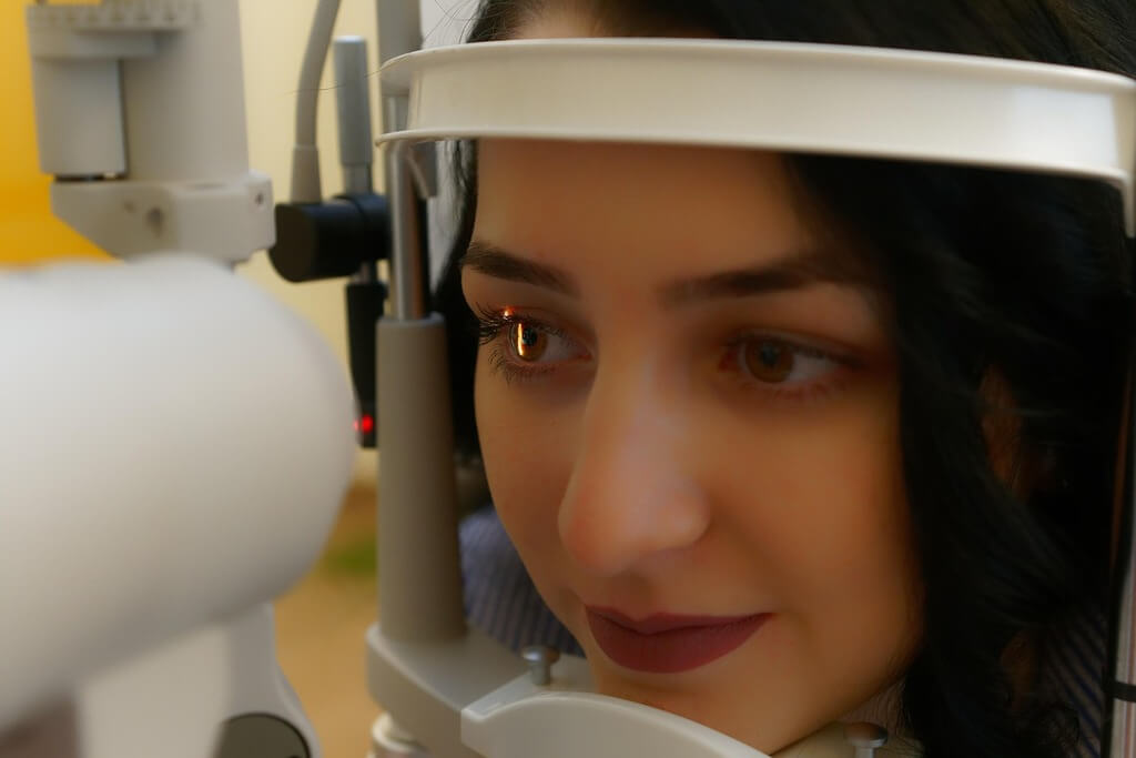 femme consultation ophtalmologies