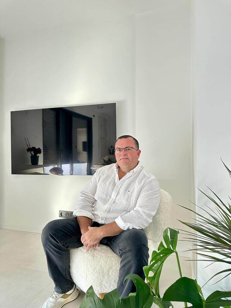 yann Naga assis sur un fauteuil