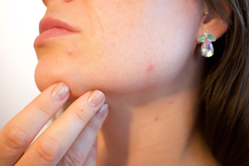 Visage d'une femme avec pratique de tapotement