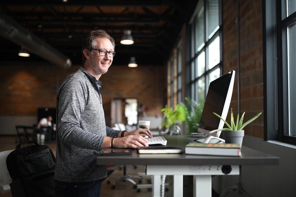 homme au travail devant un bureau