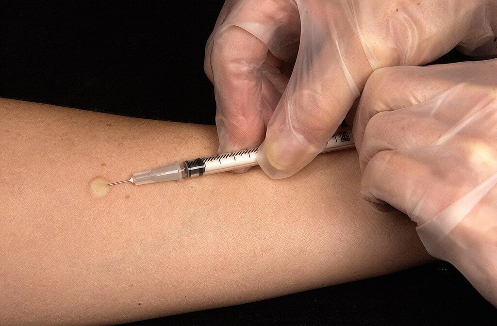 injection avec une seringue sur un bras