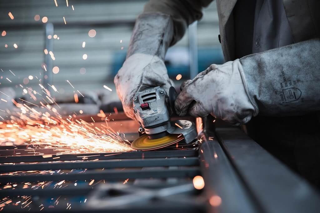 personne travaillant avec une disqueuse e illustrant le travail en industrie