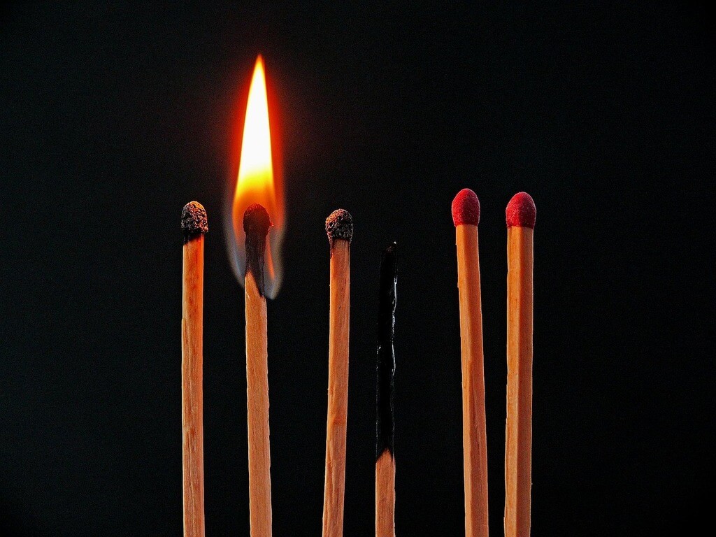 plusieurs allumettes qui brûlent