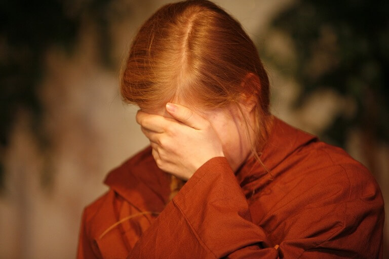 Femme pleurant dans sa main
