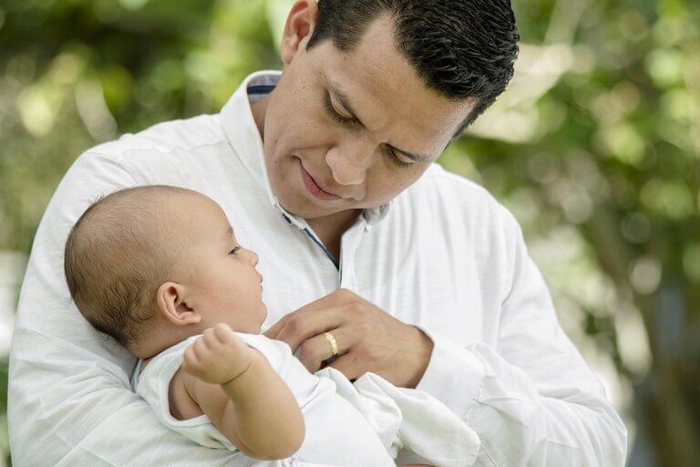 Papa tenant un enfant dans ses bras
