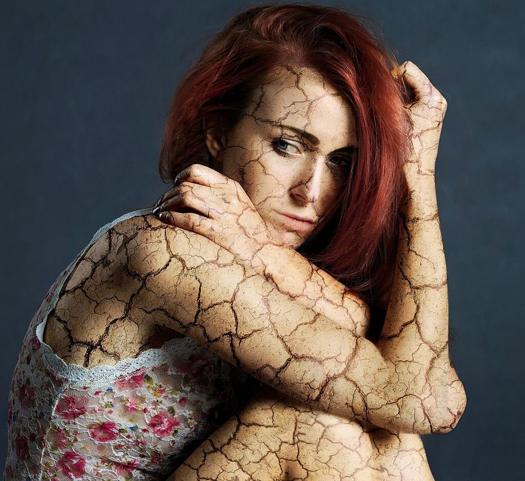 Femme écrasée par la douleur et le choc