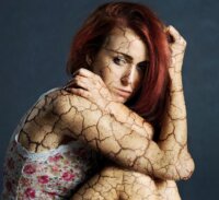 Femme écrasée par la douleur et le choc