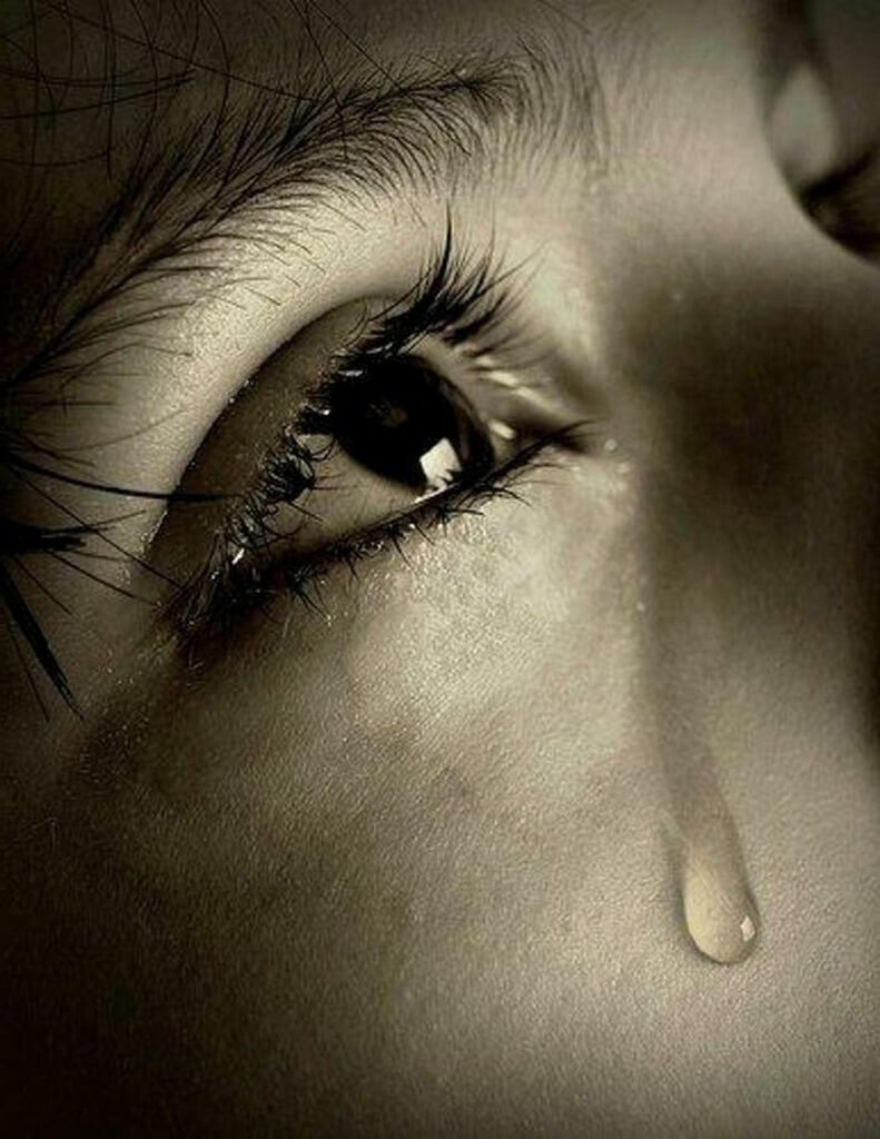 Femme versant une larme