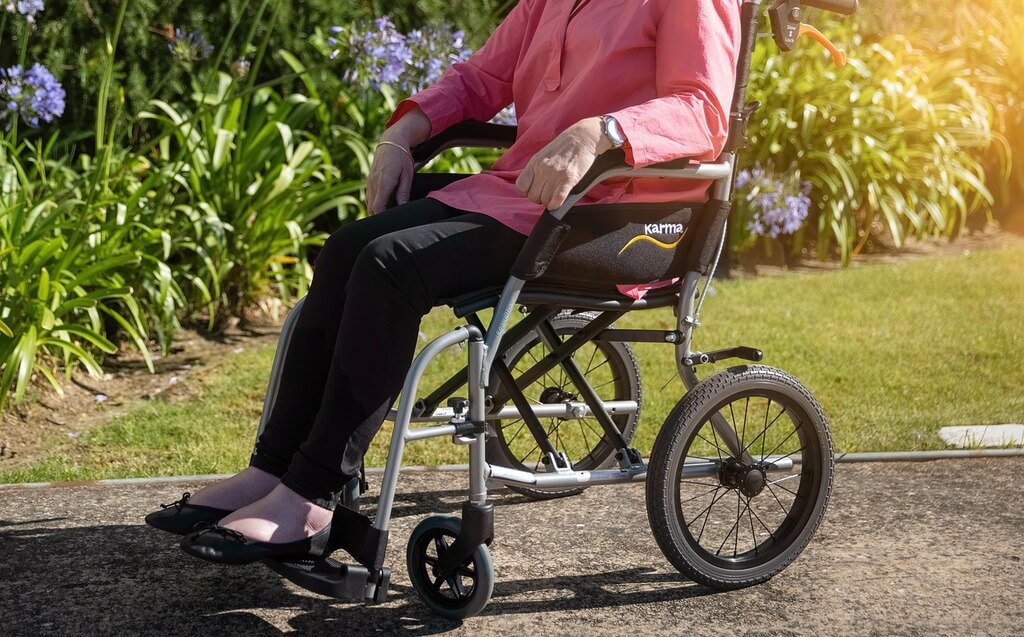 Personne en fauteuil roulant