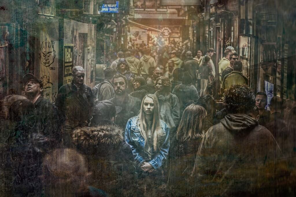 femme isolée dans la foule