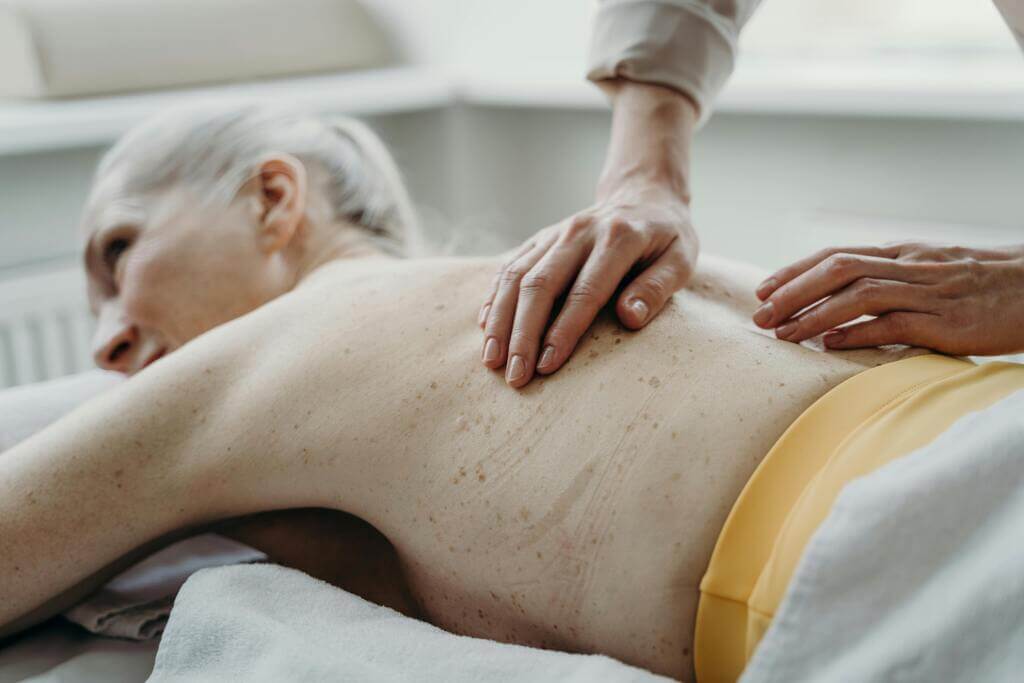 spondypote nue, de dos sur une table