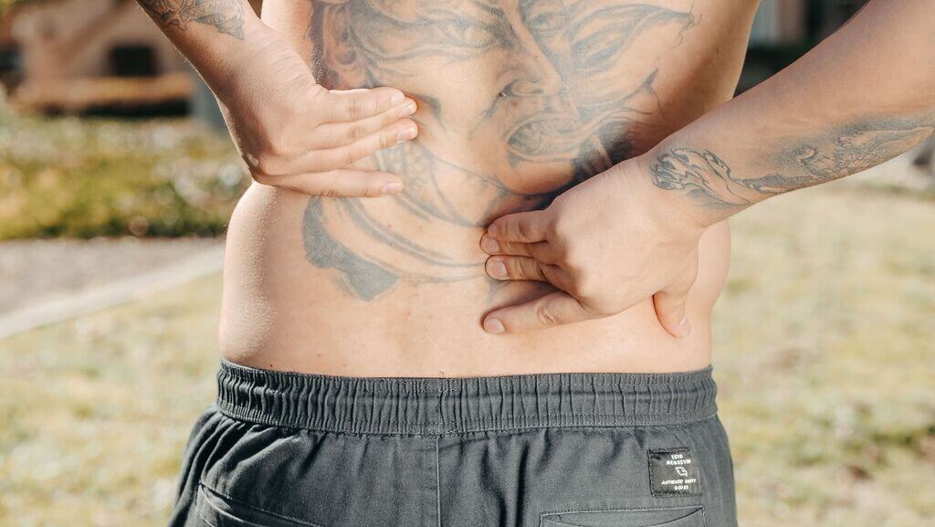 homme avec une spondylarthrite qui souffre du dos