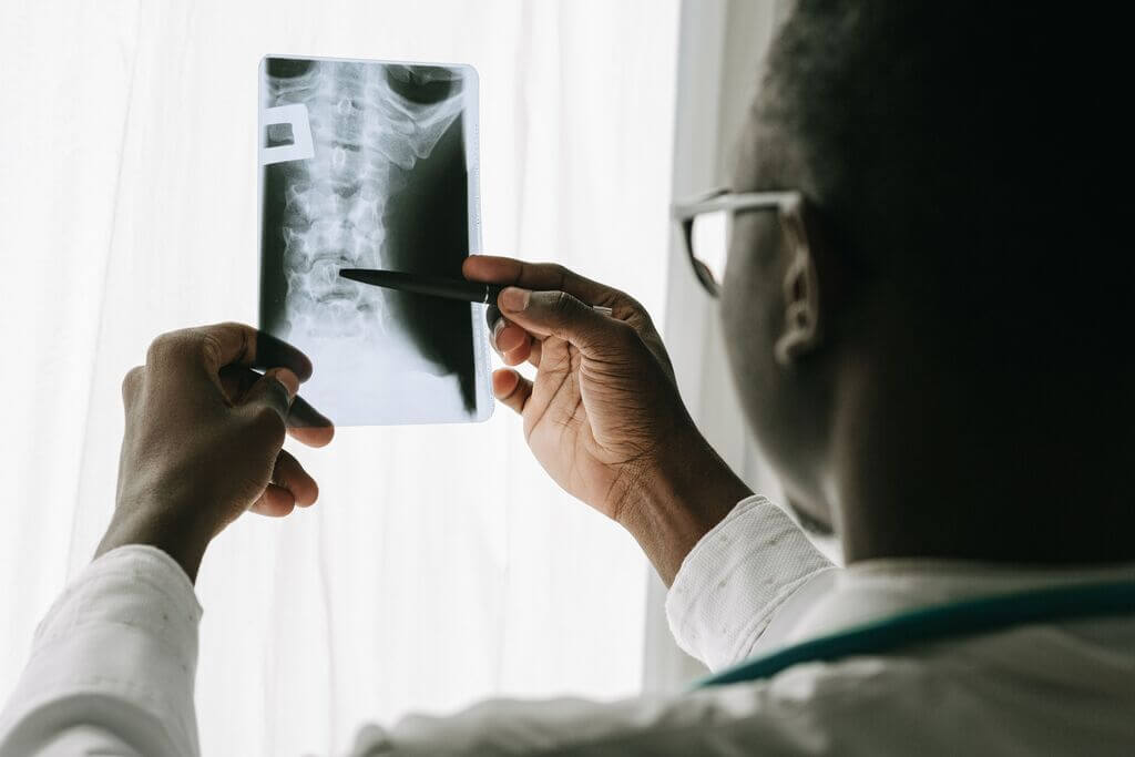 médecin visualisant une rémission spondylarthrite