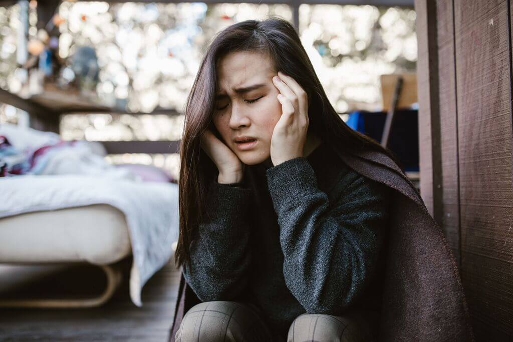 femme souffrante se tenant la tête